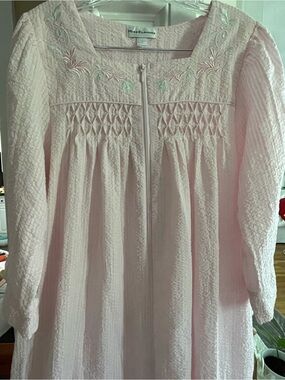 Miss Elaine zipper robe size large